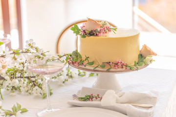 Very beautiful and fashionable wedding cake decorated with fresh flowers. Sweet cake for the wedding.