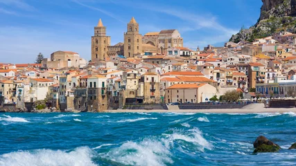 Fotobehang Palermo Cefalu is een stad aan de Tyrrheense kust van Sicilië, Italië