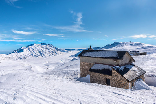 Italy, Abruzzo, Gran Sasso e Monti della Laga, Campo Imperatore and Duca degli Abruzzi mountain hut in winter