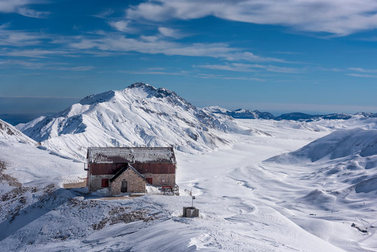 Italy, Abruzzo, Gran Sasso e Monti della Laga, Campo Imperatore and Duca degli Abruzzi mountain hut in winter