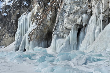 Fototapeta na wymiar Huge blocks of ice on Lake Baikal.