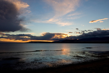 Obraz premium Beautiful and stunning sunset near El Calafate, Patagonia, in Argentina.