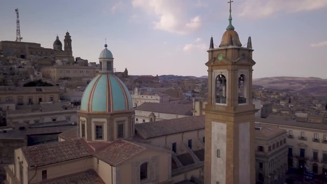 25P orbiting counter clockwise around San Giuliano cathedral in Caltagirone