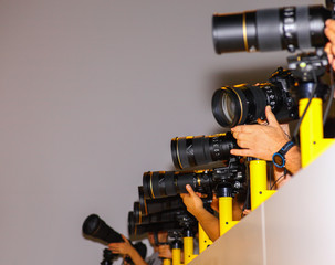 Many press photographers in a row.