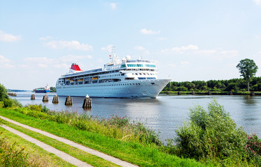 Nord-Ostsee-Kanal, Kreuzfahrtschiff auf dem Weg in die Nordsee, Kreuzfahrttourismus