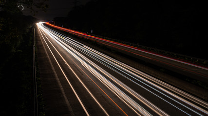 Langzeitbelichtung auf der Autobahn. Nachtlichter, Stadtlichter, Geschwindigkeit, Transport,...
