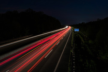 Langzeitbelichtung auf der Autobahn. Nachtlichter, Stadtlichter, Geschwindigkeit, Transport,...