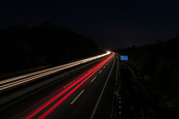 Langzeitbelichtung auf der Autobahn. Nachtlichter, Stadtlichter, Geschwindigkeit, Transport,...
