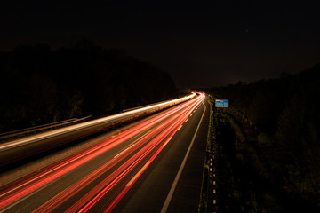 Langzeitbelichtung auf der Autobahn. Nachtlichter, Stadtlichter, Geschwindigkeit, Transport,...