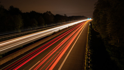 Langzeitbelichtung auf der Autobahn. Nachtlichter, Stadtlichter, Geschwindigkeit, Transport,...