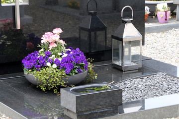 Am Friedhof, Grab, Grabpflege, Tod, Sterben, Trauer