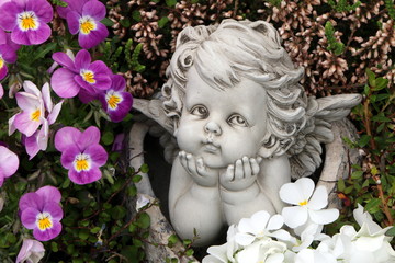 Engelchen zwischen Hornveilchen, Grabschmuck, Gartendekoration, Engelsfigur