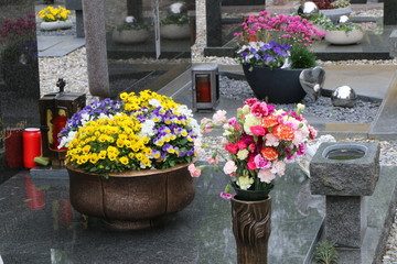 Am Friedhof, Gräber, Grabpflege, Tod, Bestattung, Trauer