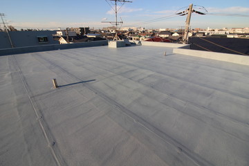 夕暮れ時のマンションの屋上防水