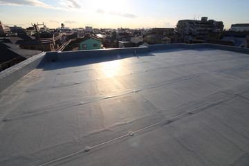 夕暮れ時のマンションの屋上防水
