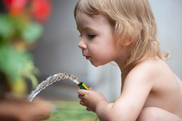 Niña rubia bebe publicidad jugando agua verano