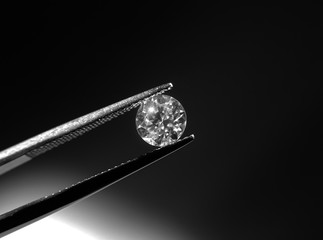 Diamond round shape in tweezers.