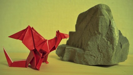 折り紙で作った赤いドラゴン