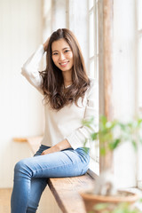 Fototapeta premium 部屋でリラックスする女性