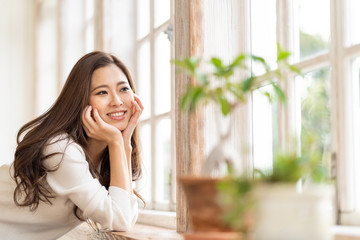 部屋でリラックスする女性