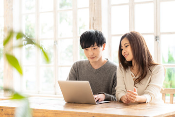 パソコンを使うカップル