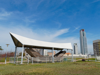 大阪南港 古代船「なみはや」と大阪府咲洲庁舎