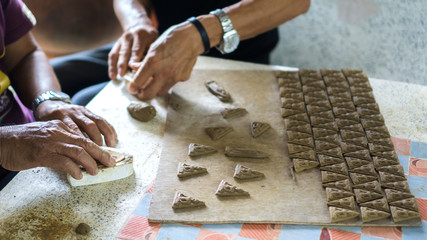 The amulet wisdom to future generations.The process of making amulet terracotta and press printing.