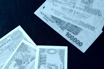 Naklejka premium Vietnamese dongs on a dark background close up. Blue color toned