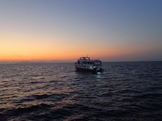 朝焼けのインド洋に浮かぶダイビングボート