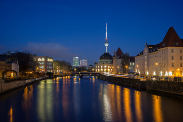 Obraz premium Bode Museum and other buildings and their reflections on the Spree River in Berlin, Germany, at dusk. Fernsehturm TV Tower is in the background.