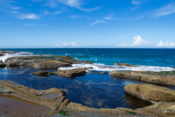 Fototapeta na wymiar Beautiful ocean and blue sky at figure 8 pools in australia