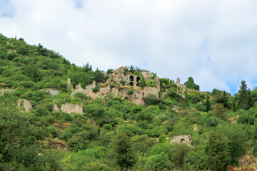 Fototapeta na wymiar Picturesque ruins of abandoned medieval town Mystras, Greece