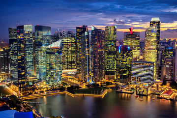 Panele Szklane Podświetlane  Panoramę Singapuru. Biznesowa dzielnica Singapuru, błękitne niebo i nocny widok na zatokę mariny. Singapur jest najpopularniejszym miastem podróżniczym w Azji Południowo-Wschodniej.