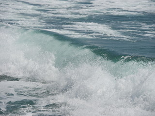 Fototapeta na wymiar waves crashing on the beach