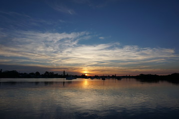 Naklejka premium sunset on the lake