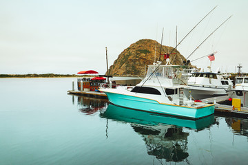 Obraz premium Bay of Water. Sailing Boats with Reflections and Beautiful Morro Rock in Background