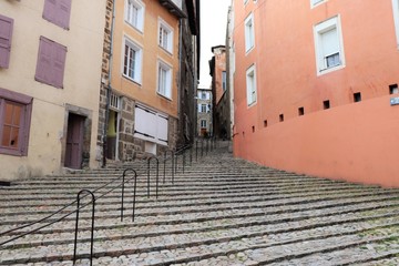 Ville Le Puy en Velay en Haute Loire - Auvergne - Rue pavée en pente en escalier