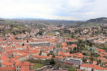 Fototapeta na wymiar Ville Le Puy en Velay en Haute Loire - Auvergne - Vue de haut de la ville et de ses toits