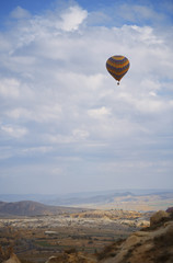 Obraz premium Hot air balloon flying over the rocky land