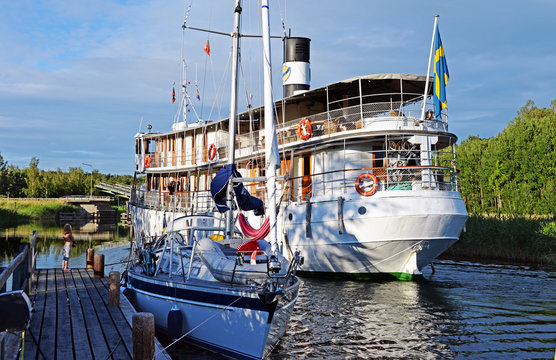 Ausflugsdampfer und Segelboot auf dem G&ouml;takanal