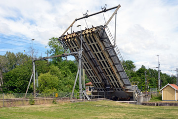 Hebebrücke für Bahngleise am Götakanal