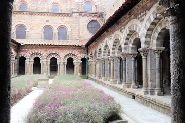 Fototapeta premium Ville Le Puy en Velay en Haute Loire - Auvergne - Cloitre de la Cathedrale Notre Dame de l'Annonciation