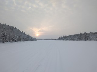 Зимний день на льду озера