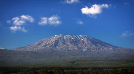 Papier Peint photo Kilimandjaro Mont Kilimandjaro avec ciel bleu et nuages, Tanzanie