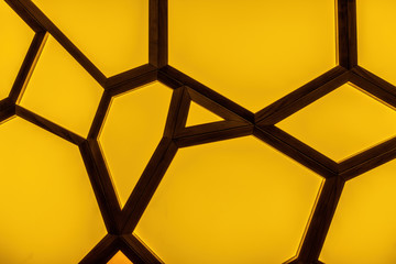 Texture a nido d'ape spider di colore giallo oro intrecciata su infisso in legno © AP Adobe Contributor