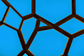 Texture a nido d'ape spider di colore blu cielo intrecciata su infisso in legno © AP Adobe Contributor