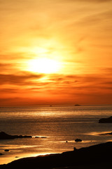 coucher de soleil sur la côte rocheuse de Trégastel en Bretagne