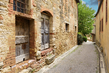 Fototapeta na wymiar Beautiful old streets in an abaBeautiful old streets in an abandoned romantic town in southern Tuscany. Lucignano d’Asso, Sienandoned romantic town in southern Tuscany.