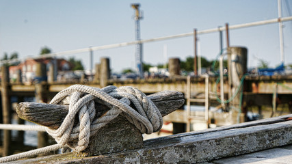 Schiffstau im Hafen