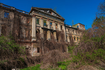 Fototapeta na wymiar Ruins of the Palace in Slawikowo in Poland